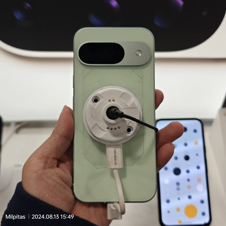 Смартфон Google Pixel 9 ззаду на демонстраційному стенді, ілюстрація до захисту від крадіжки