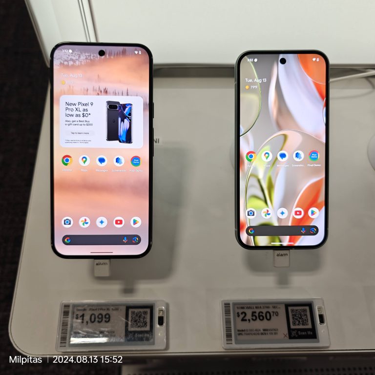 Два смартфони Google Pixel 9 Pro XL і Pixel 9 з екранами на стенді, ілюстрація до захисту Android