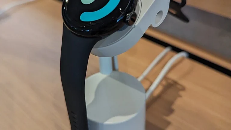 Годинник Google Pixel Watch 2 на демонстраційній підставці; ілюстрація до повідомлень про швидке розряджання батареї
