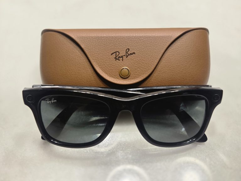 Архівне фото Ray-Ban Meta Gen 1 із футляром; це не модель Meta Audio