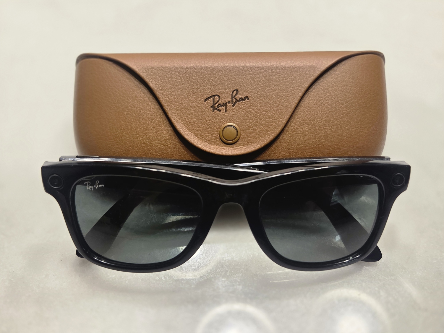 Архівне фото Ray-Ban Meta першого покоління з футляром; це не Ray-Ban Meta Audio