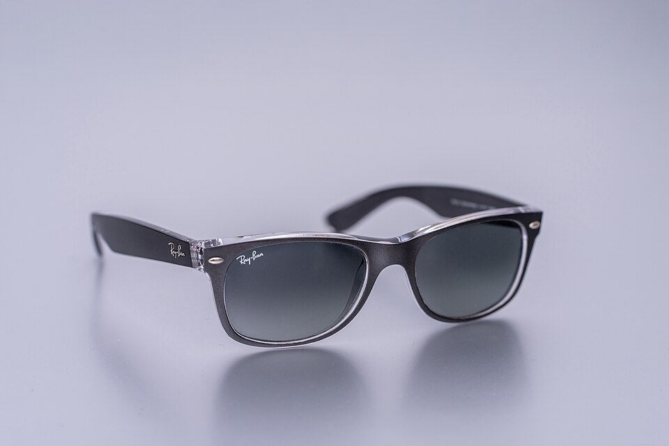 Звичайні окуляри Ray-Ban Wayfarer як ілюстрація дизайну оправ, без електроніки Meta Audio