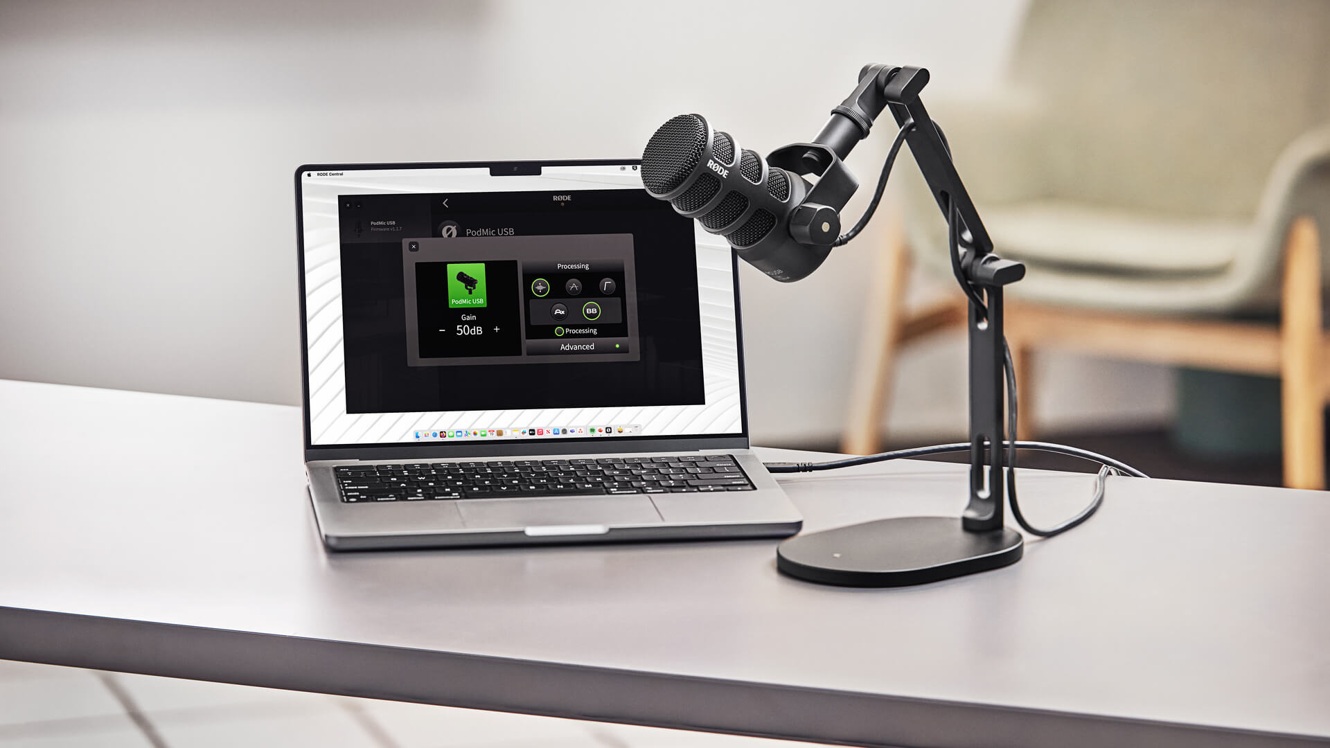 RØDE PodMic USB на кронштейні біля комп’ютера