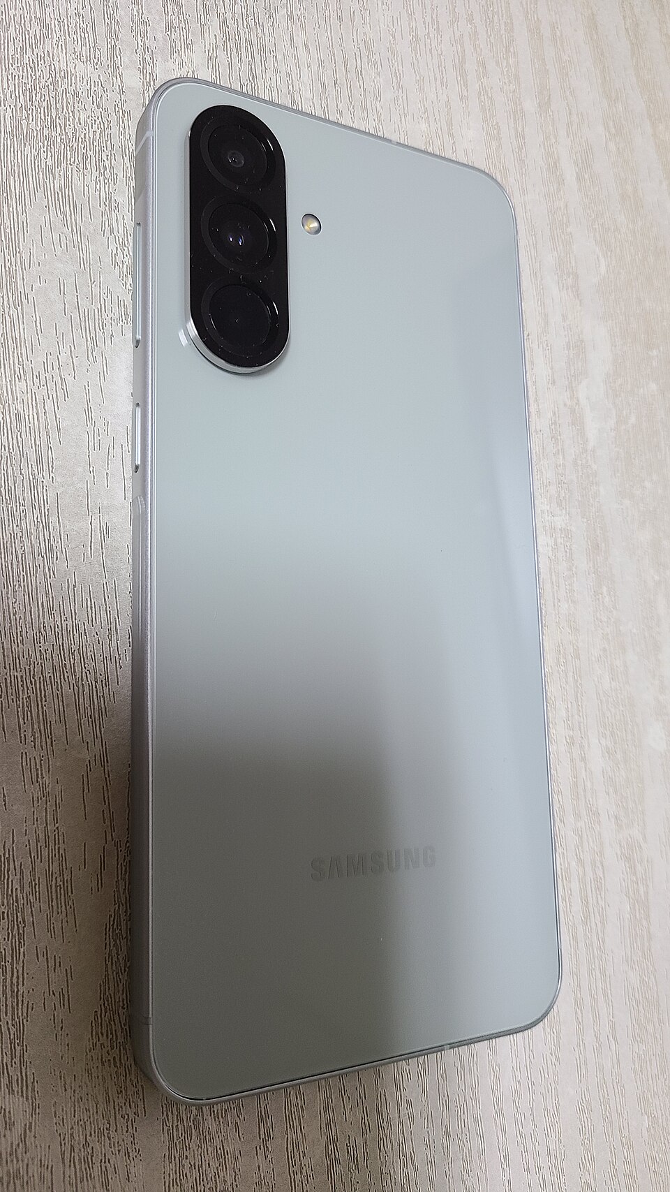 Задня панель білого Samsung Galaxy A56 5G з трьома камерами