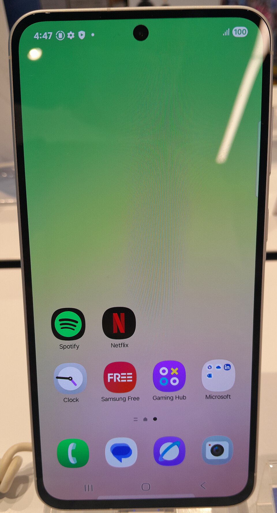 Смартфон Samsung Galaxy A56 5G з іконками застосунків на головному екрані, ілюстрація до батьківського контролю Galaxy
