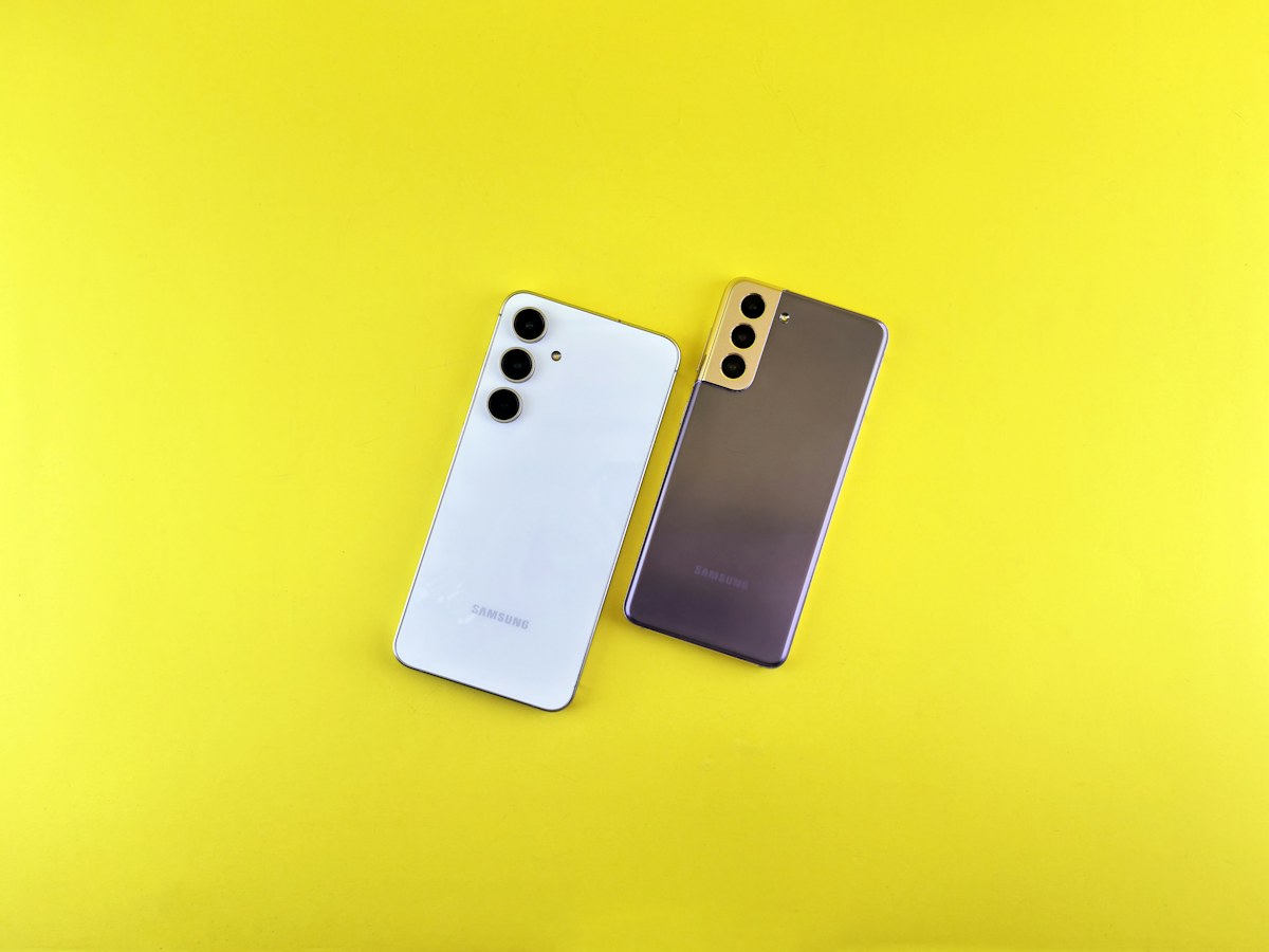 Два смартфони Samsung Galaxy на жовтому тлі, ілюстративне фото