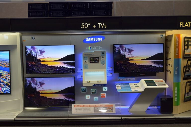 Демонстрація старих моделей Smart TV Samsung у магазині