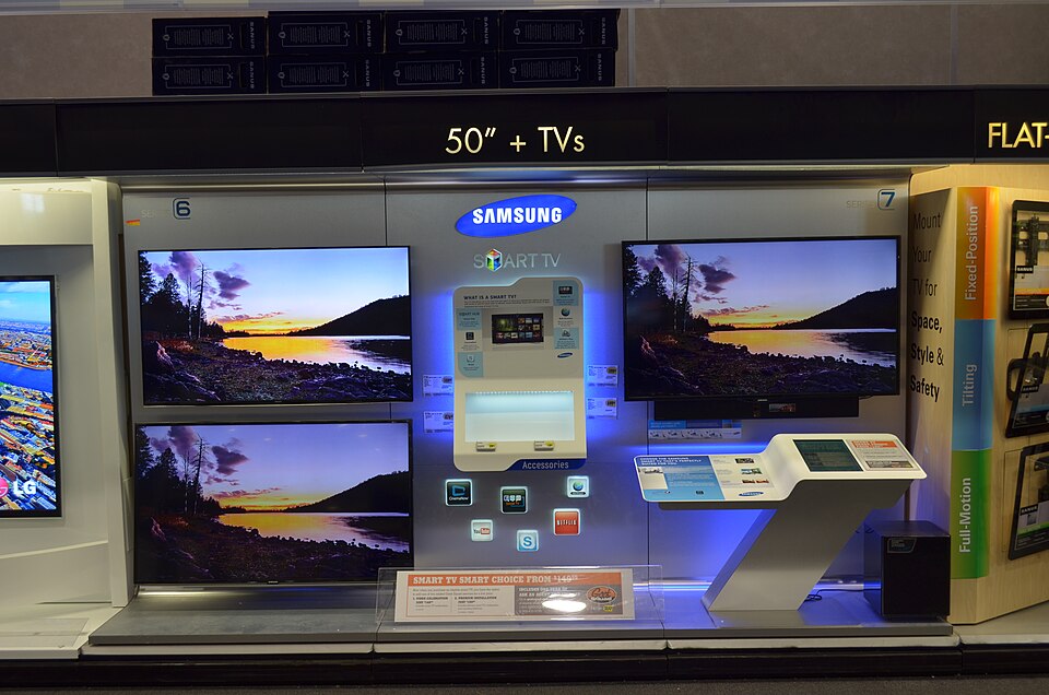 Демонстрація старих моделей Smart TV Samsung у магазині