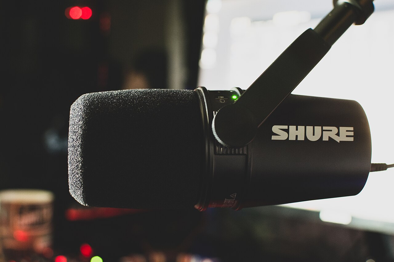 Shure MV7 у студійному налаштуванні, фото Panos Sakalakis