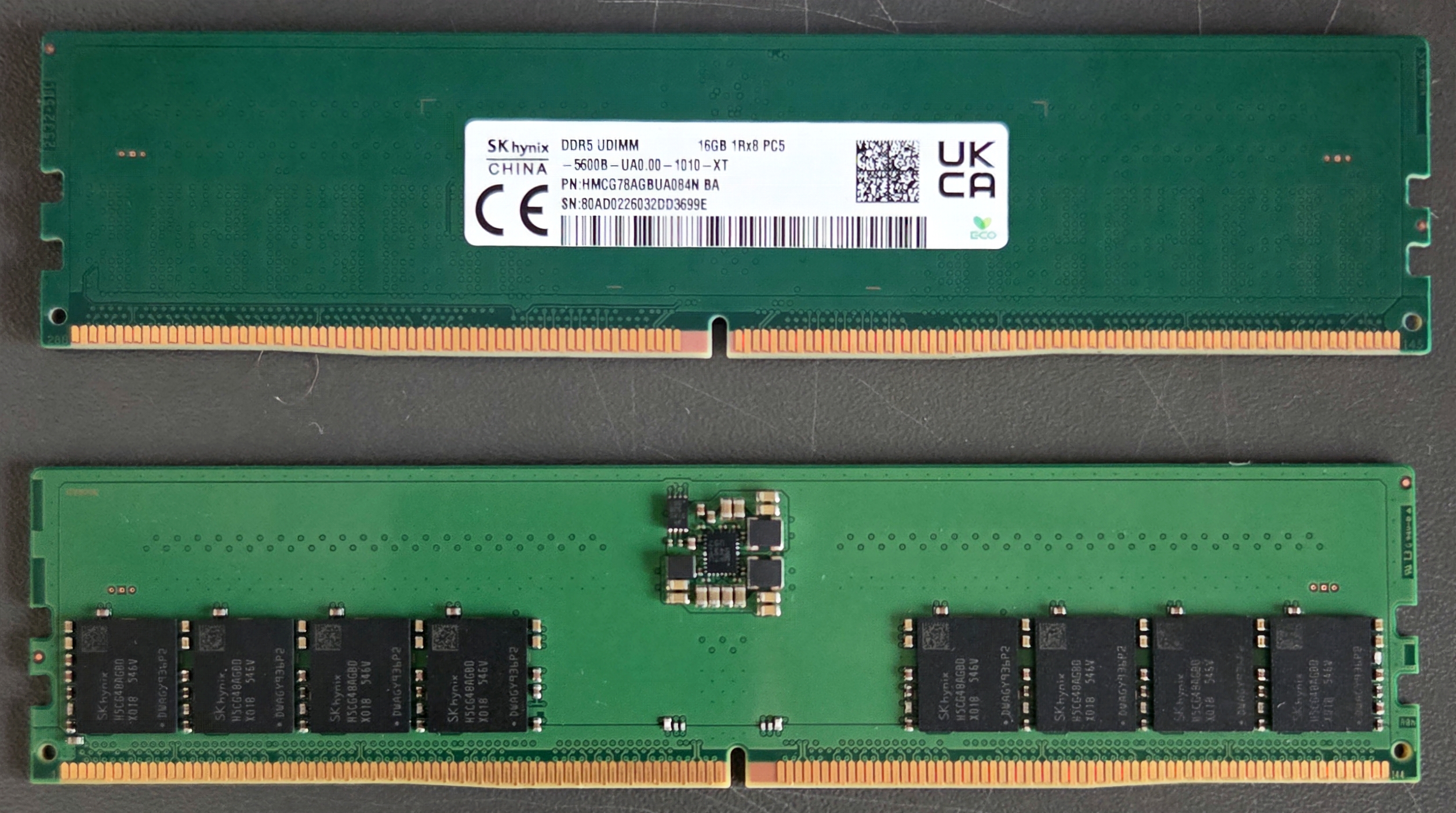 Модуль оперативної пам’яті SK hynix DDR5 на 16 ГБ, вигляд із двох боків