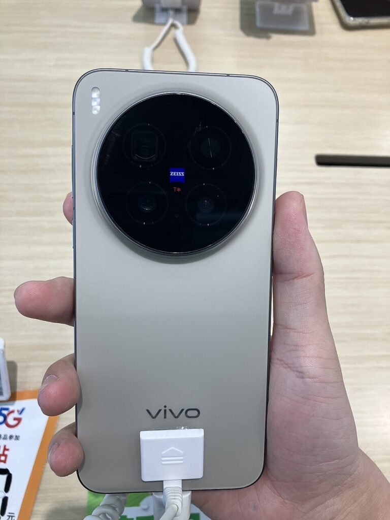 Задня панель смартфона vivo X300 Pro попереднього покоління з круглим блоком камер ZEISS