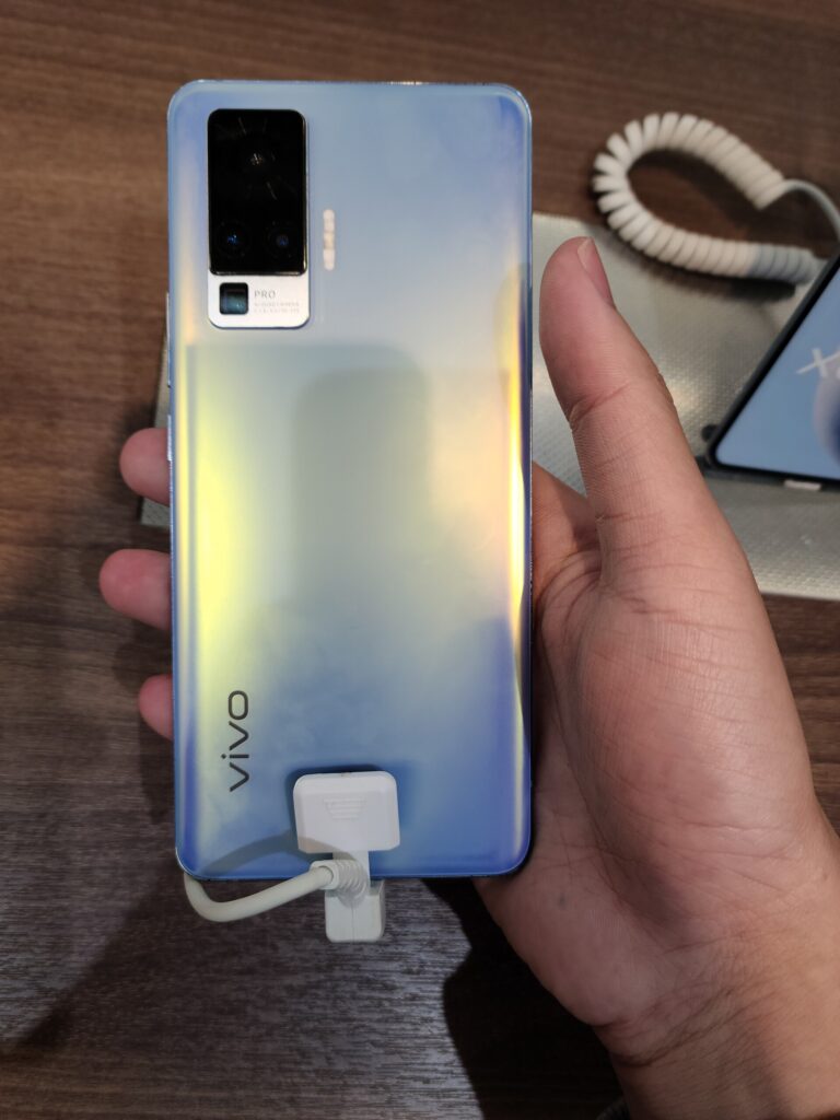 Ілюстративна фотографія старішого смартфона vivo X50 Pro; це не vivo Y600