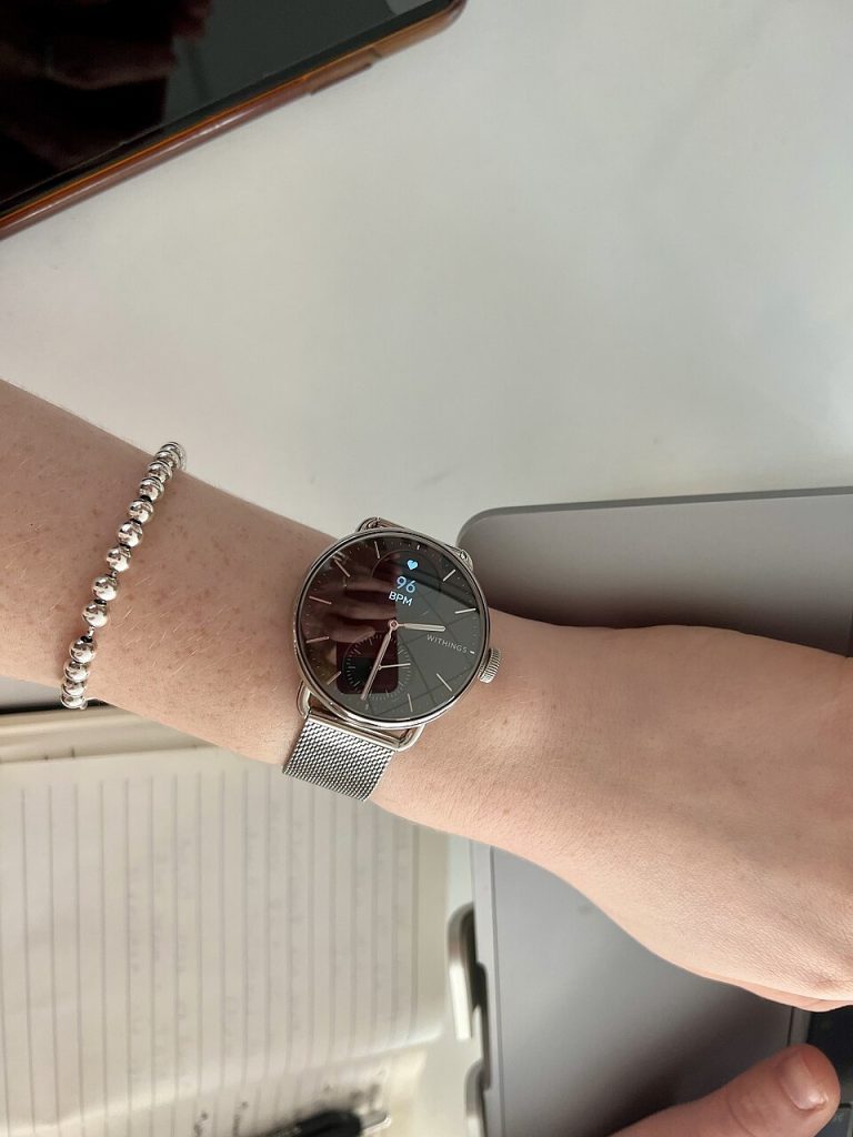 Withings ScanWatch 2 на зап’ясті, фото 2023 року