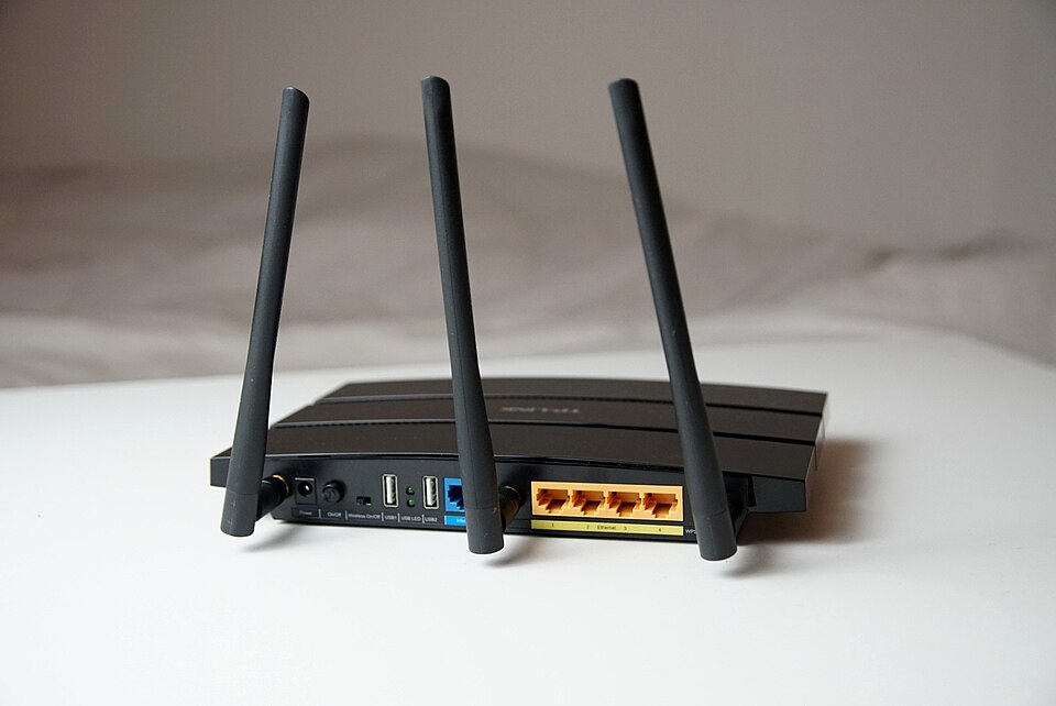 Задня панель Wi-Fi роутера з антенами та мережевими портами, ілюстрація перевірки моделі