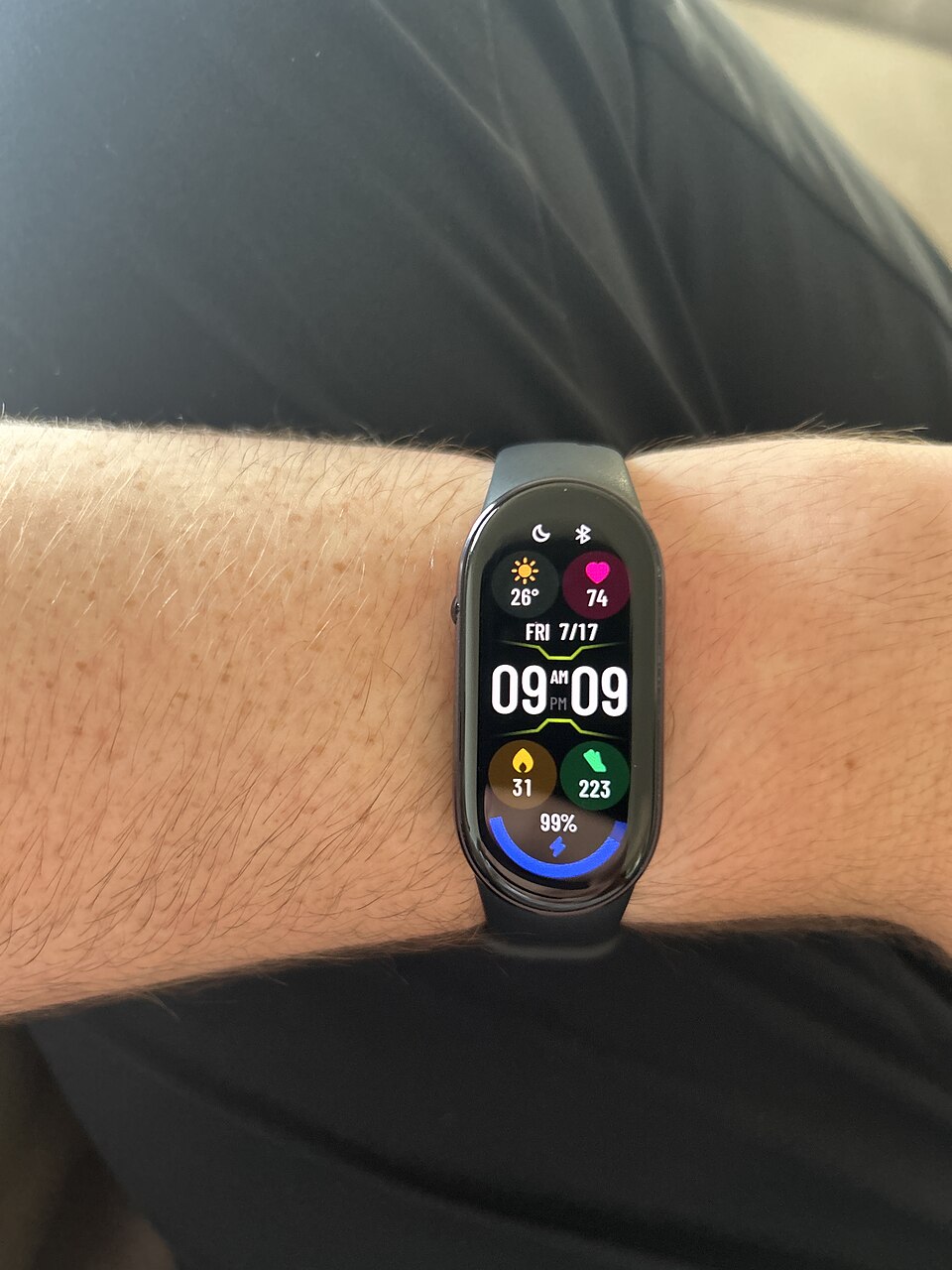 Xiaomi Smart Band 10 на зап’ясті, ілюстрація попереднього покоління, не Smart Band 11