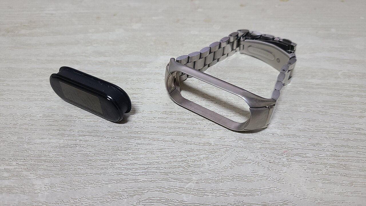 Старіший Xiaomi Smart Band 5 — ілюстрація розвитку фітнес-браслетів Xiaomi