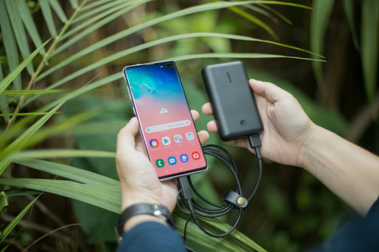 Смартфон підключений кабелем до зовнішнього акумулятора